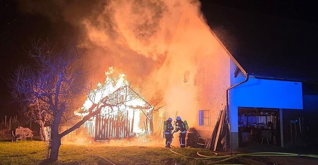 Ein Holzschuppen brannte am Freitagabend in Eberstadt-Hölzern. Das Feuer drohte auf ein Wohnhaus überzugreifen. Ein Holzschuppen brannte am Freitagabend in Eberstadt-Hölzern. Das Feuer drohte auf ein Wohnhaus überzugreifen.
