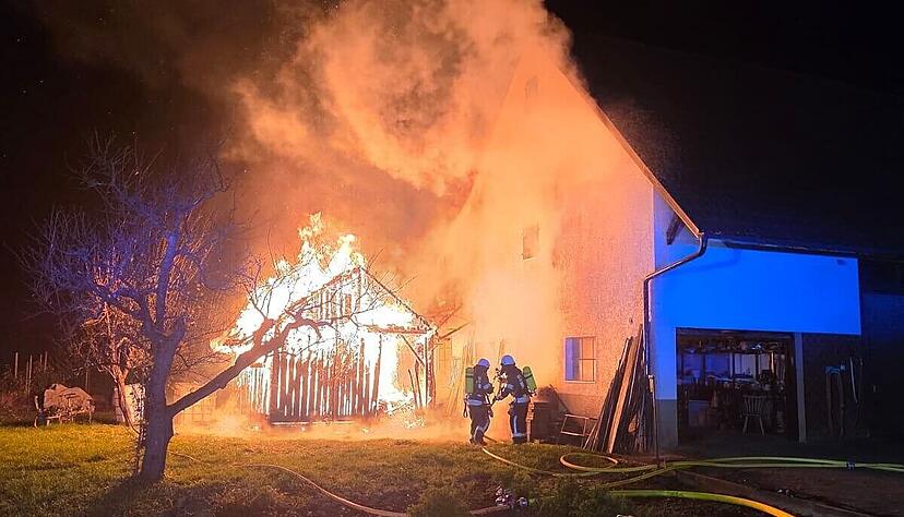 Ein Holzschuppen brannte am Freitagabend in Eberstadt-Hölzern. Das Feuer drohte auf ein Wohnhaus überzugreifen. Ein Holzschuppen brannte am Freitagabend in Eberstadt-Hölzern. Das Feuer drohte auf ein Wohnhaus überzugreifen.
