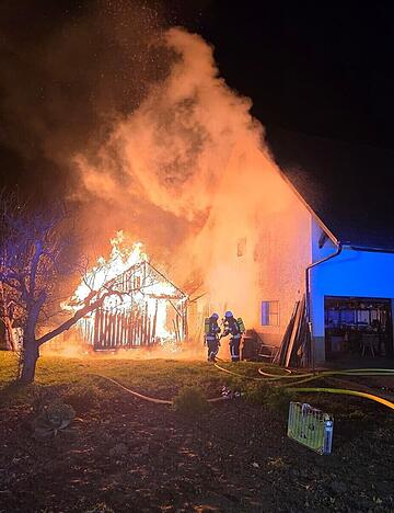 Ein Holzschuppen brannte am Freitagabend in Eberstadt-Hölzern. Das Feuer drohte auf ein Wohnhaus überzugreifen. Ein Holzschuppen brannte am Freitagabend in Eberstadt-Hölzern. Das Feuer drohte auf ein Wohnhaus überzugreifen.