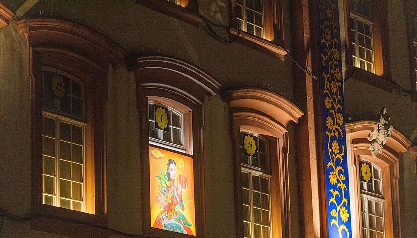 Seit fast 30 Jahren werden jeden Abend Fenster des Rathauses ge&ouml;ffnet und so beleuchtet, dass sich ein gro&szlig;er Adventskalender ergibt.