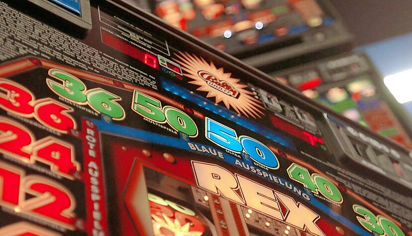 Am Anfang ist der Abstecher in die Spielhölle am Feierabend für viele Entspannung pur &minus; eine willkommene Ablenkung vom Alltagsstress. Doch nicht selten wird daraus Spielsucht mit fatalen Folgen.
Fotos: dpa/Griesinger