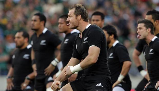 Die All Blacks tanzen den Haka. Foto: Jon Hrusa