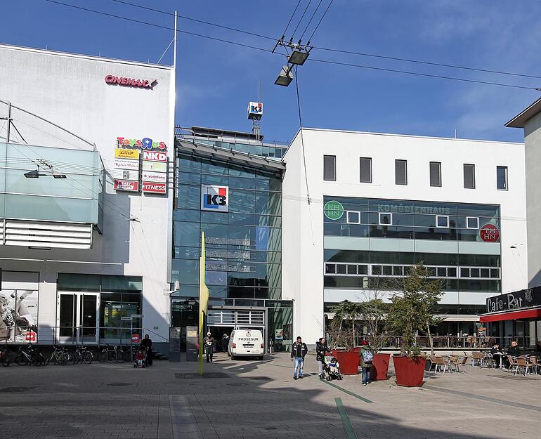 Wo bis in zur Jahrtausendwende  die große städtebauliche Lücke klafft, sind seit 2001 Kino, Kaufen und Kultur zu Hause.
Stadtbibliothek, Komödienhaus, Musikschule, Ebene 3, Gastronomie und Handelsketten sind im K3 angesiedelt.