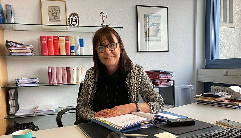 Birgit Uhl ist seit mehr als 30 Jahren Rechtsanwältin. Wenn sie sieht, dass jemand unter einer Tat leidet, lässt sie das nicht kalt, sagt die 62-Jährige über sich selbst. Birgit Uhl ist seit mehr als 30 Jahren Rechtsanwältin. Wenn sie sieht, dass jemand unter einer Tat leidet, lässt sie das nicht kalt, sagt die 62-Jährige über sich selbst.