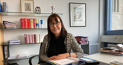 Birgit Uhl ist seit mehr als 30 Jahren Rechtsanw&auml;ltin. Wenn sie sieht, dass jemand unter einer Tat leidet, l&auml;sst sie das nicht kalt, sagt die 62-J&auml;hrige &uuml;ber sich selbst.