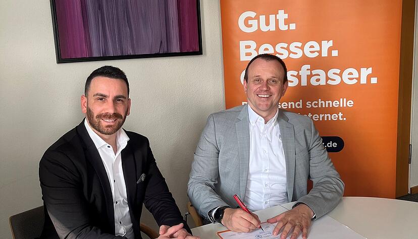 Baris Bayram Bilgic von der DGN und Bürgermeister Bernd Bordon unterzeichnen den Vertrag für die 38 gemeindeeigenen Gebäude.