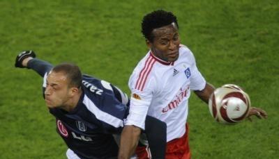 Ze Roberto (r) vom HSV und Fulhams Bobby Zamora kämpfen um den Ball.