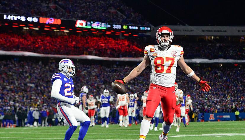 Travis Kelce (r) hat noch nie f&uuml;r einen anderen Club als die Chiefs gespielt. (Archivbild)