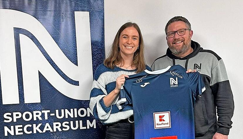 Neustart in Neckarsulm: Lilli Holste hat bei der Sport-Union einen Zweijahresvertrag unterschrieben. Trainer Thomas Zeitz freut sich sichtlich. Neustart in Neckarsulm: Lilli Holste hat bei der Sport-Union einen Zweijahresvertrag unterschrieben. Trainer Thomas Zeitz freut sich sichtlich.