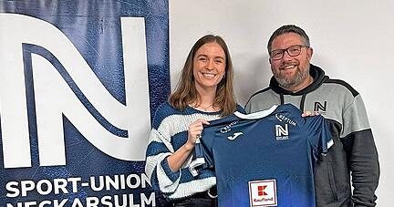 Neustart in Neckarsulm: Lilli Holste hat bei der Sport-Union einen Zweijahresvertrag unterschrieben. Trainer Thomas Zeitz freut sich sichtlich. 
Foto: Sport-Union Neckarsulm