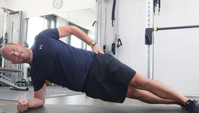 Auch die Core-Stabilität ist wichtig für Läufer und sollte trainiert werden. Sebastian Hammer zeigt Sideplanks.