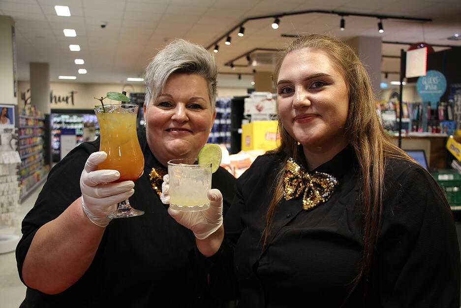 Susanne Schößler und ihre Kollegin mixen leckere Cocktails für die Besucher. Susanne Schößler und ihre Kollegin mixen leckere Cocktails für die Besucher.