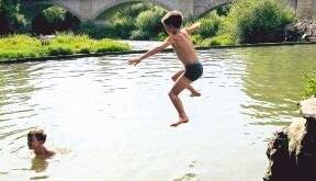 Ein k&uuml;hner Sprung ins kalte Wasser: Moritz Eckert kennt keine Scheu. Flugs geht es zu Bruder Felix. Der nimmt aber lieber den Weg &uuml;ber die Steinstufen.