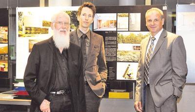 Waren von der Qualit&auml;t der Arbeiten begeistert: (von links) Professor Rudolf Kleine, BDA-Regionschef Marcus Teske und Innenminister Reinhold Gall.Foto: Dennis Mugler