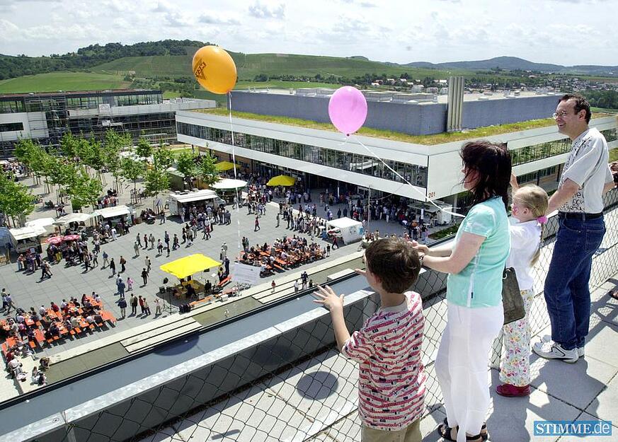 11 000 Besucher besichtigen beim ersten Abstatter Bosch-Familientag am 12. Juni 2004 den neuen Standort. 11 000 Besucher besichtigen beim ersten Abstatter Bosch-Familientag am 12. Juni 2004 den neuen Standort.