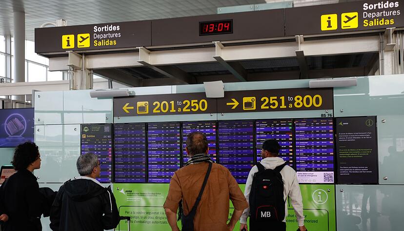 Am Flughafen Barcelona werden die Namen auf Ausweisen und Bordkarten am Gate angeschaut. (Symbolbild)