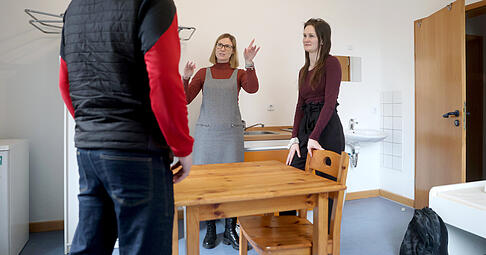 Nicole Erbacher (li) und Anna Haubold im Gespr&auml;ch mit einem Bewohner &uuml;ber seine n&auml;chsten Termine beim Jobcenter. So sehen die WG-Zimmer aus. Dieses ist derzeit unbewohnt.