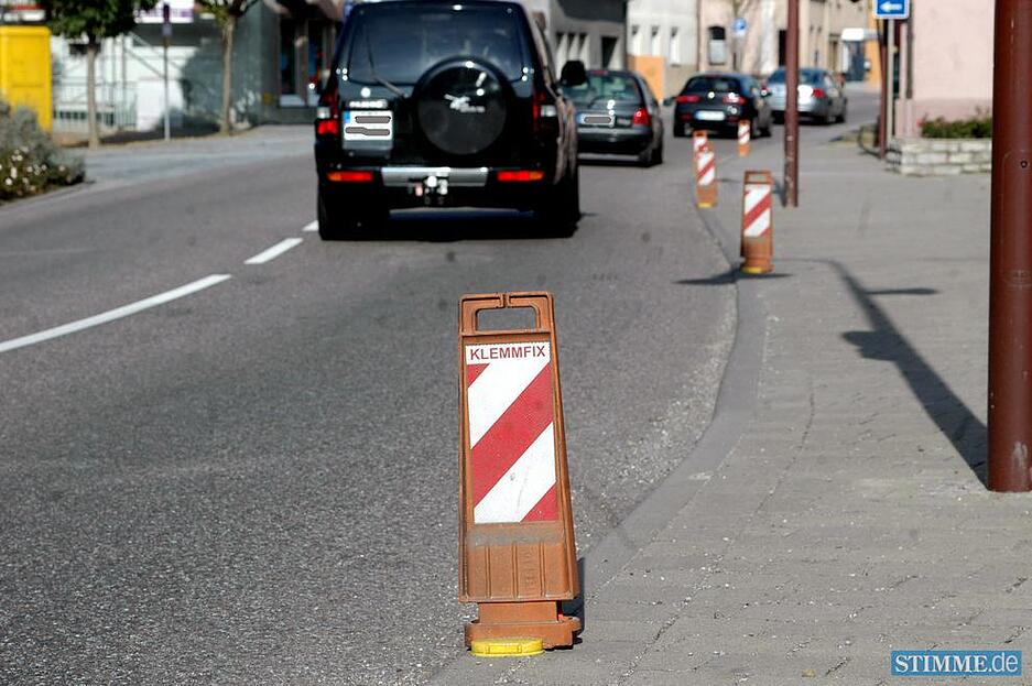 22.10.2008: In Offenaus Ortdurchfahrt gibt es gef&auml;hrliche Engstellen. Eine Anwohnergruppe m&ouml;chte weitere "Klemm-Fixe" aufgestellt sehen, um das f&uuml;r Fu&szlig;g&auml;nger gef&auml;hrliche Parken zu verhindern. Zudem soll eine B&uuml;rgerinitiative gegr&uuml;ndet werden.