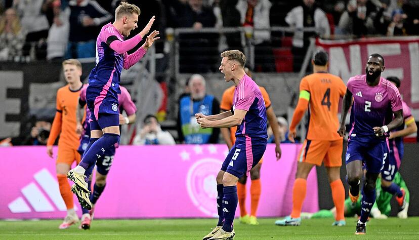 Fehler mit einem Traumtor ausgebügelt: VfB-Linksverteidiger Maximilian Mittelstädt (links) jubelt nach seinem Tor zum 1:1 mit Joshua Kimmich.
Foto: dpa Fehler mit einem Traumtor ausgebügelt: VfB-Linksverteidiger Maximilian Mittelstädt (links) jubelt nach seinem Tor zum 1:1 mit Joshua Kimmich.
Foto: dpa