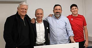 Sie geben bei T&uuml;rkspor Neckarsulm den Takt vor (von links): Berater Uwe Rapolder, die Funktion&auml;re Kemal Akyol und Cumali Ardin sowie Spielertrainer Julian Grupp.