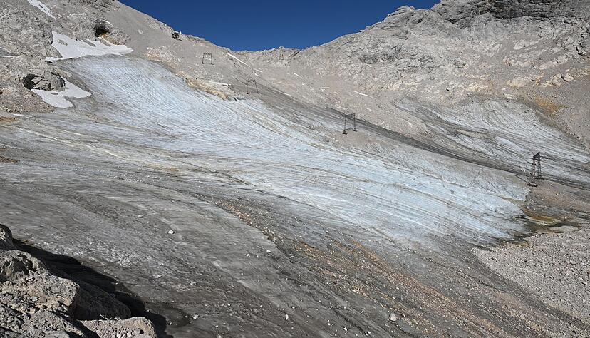 Der N&ouml;rdliche Schneeferner hat so stark an Dicke verloren, dass ein Lift abgebaut werden muss. (Archivbild)