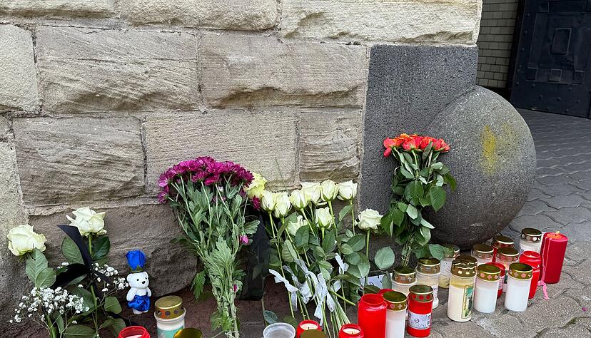 Nach der Tat wurden Blumen und Kerzen vor der Polizeiinspektion V&ouml;lklingen abgelegt. (Archivbild)
