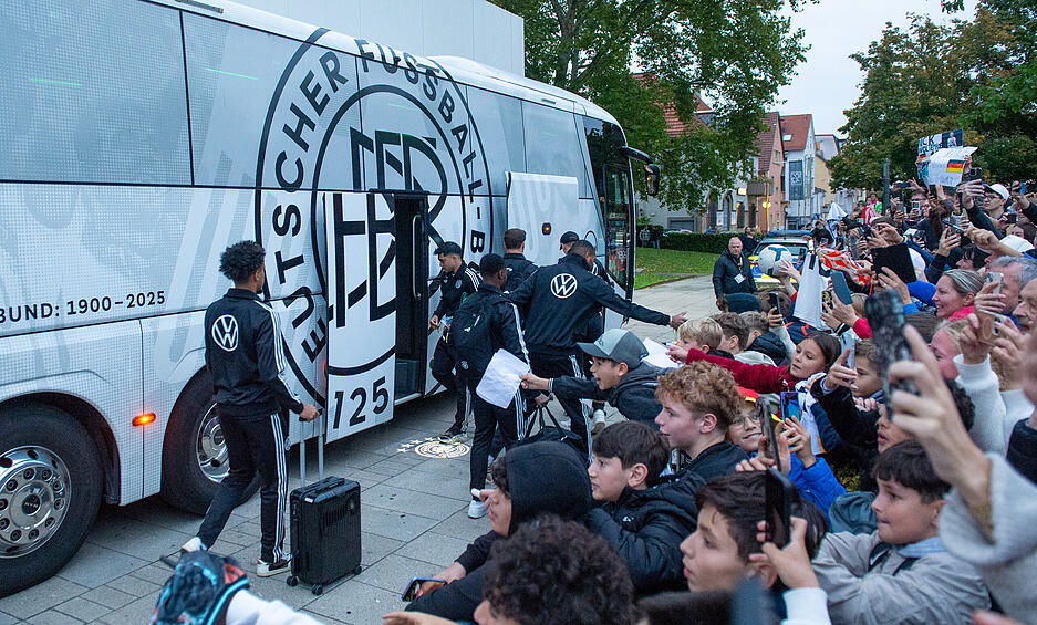 Eine Nacht verbrachten die DFB-Stars um Joshua Kimmich, Nick Woltemade und Florian Witz im Parkhotel in Heilbronn. Am Freitagabend brach das Team nach Sinsheim auf, um beim WM-Qualifikationsspiel gegen Luxemburg anzutreten. Vor Ort warteten hunderte Fans.