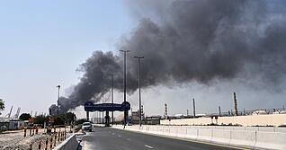 Rauch steigt auf nach einem iranischen Drohnenangriff im Hafengebiet von Dubai auf.