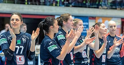 Seit dem Trainerwechsel hat sich der Punkteschnitt verbessert, doch Carmen Moser (links) und ihre Teamkolleginnen stehen mit der Sport-Union weiterhin auf dem Platz zur Abstiegsrelegation.
Fotos: Andreas Veigel