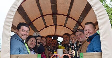 Mit dem Planwagen ziehen die Dorfkids aus Kochert&uuml;rn vom Maibaumfest der Feuerwehr in Stein weiter nach Herbolzheim.