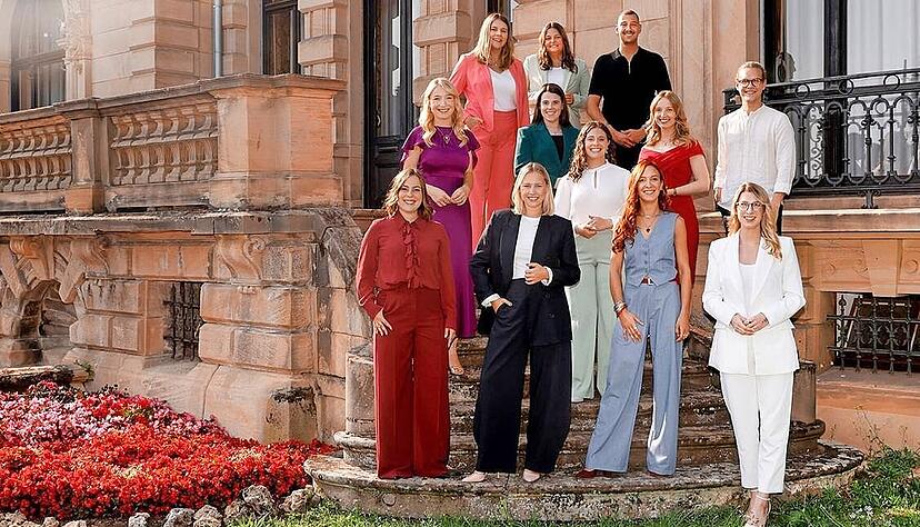 Sie stehen zur Wahl: hinten (v.l.) Antonia Kraiß (Franken), Annabell Stodden (Ahr), Levin McKenzie (Rheinhessen), zweite Reihe (v.l.): Emma Meinhardt (Saale-Unstrut), Katja Simon (Hessische Bergstraße), Lucia Winterhalter (Baden), Anna Zenz (Mosel), Felix Grün (Mittelrhein), vorne (v.l.): Denise Stripf (Pfalz), Kim Weißflog (Württemberg), Zoé Keller de Almeida Soliz (Nahe), Lena Orth (Rheingau).
Foto: SWR Sie stehen zur Wahl: hinten (v.l.) Antonia Kraiß (Franken), Annabell Stodden (Ahr), Levin McKenzie (Rheinhessen), zweite Reihe (v.l.): Emma Meinhardt (Saale-Unstrut), Katja Simon (Hessische Bergstraße), Lucia Winterhalter (Baden), Anna Zenz (Mosel), Felix Grün (Mittelrhein), vorne (v.l.): Denise Stripf (Pfalz), Kim Weißflog (Württemberg), Zoé Keller de Almeida Soliz (Nahe), Lena Orth (Rheingau).
Foto: SWR