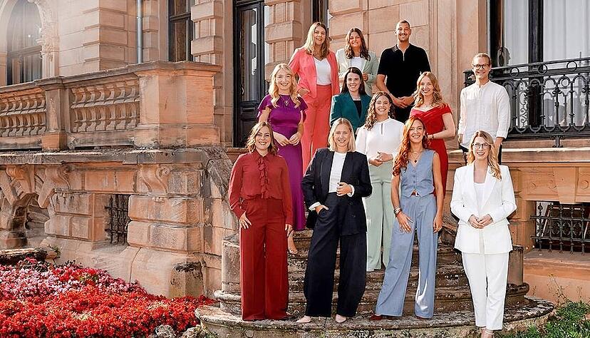 Sie stehen zur Wahl: hinten (v.l.) Antonia Krai&szlig; (Franken), Annabell Stodden (Ahr), Levin McKenzie (Rheinhessen), zweite Reihe (v.l.): Emma Meinhardt (Saale-Unstrut), Katja Simon (Hessische Bergstra&szlig;e), Lucia Winterhalter (Baden), Anna Zenz (Mosel), Felix Gr&uuml;n (Mittelrhein), vorne (v.l.): Denise Stripf (Pfalz), Kim Wei&szlig;flog (W&uuml;rttemberg), Zo&eacute; Keller de Almeida Soliz (Nahe), Lena Orth (Rheingau).
Foto: SWR