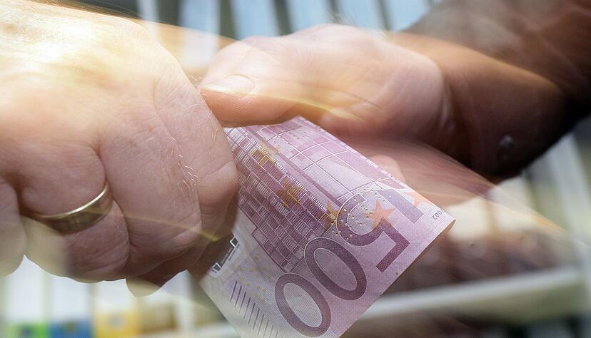 Ein 500-Euro-Schein wechselt den Besitzer (Illustration)