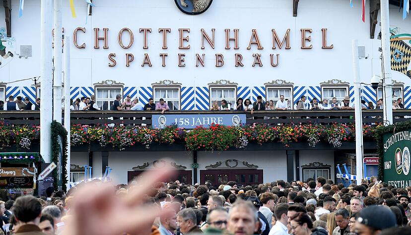 Soll das traditionsreiche Schottenhamel-Festzelt, seit 150 Jahren in Familienhand, europaweit ausgeschrieben werden? (Archivbild)