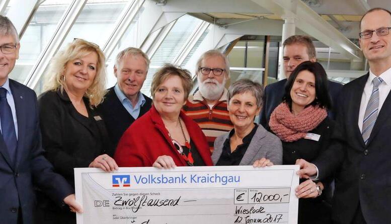Spenden&uuml;bergabe bei der Volksbank (von links): Andreas B&ouml;hler, Dagmar Becker, Peter Volz, Nevanka Pfeiffer, Harald Drumm,Sonja Huth, Peter Schaefer, Melanie Kraft und Klaus Bieler.Foto: privat