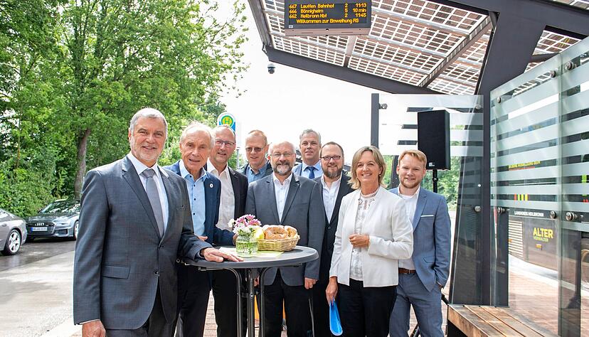 Großer Bahnhof für kleine Tafeln: Landrat Detlef Piepenburg (l.) weihte das Fahrgastinformationssystem zusammen mit Bürgermeister Rolf Kieser (2.v.l.) und Vertretern von Landkreis, Land und Unternehmen am Busbahnhof der Heuss-Stadt ein.
Foto: Kunz