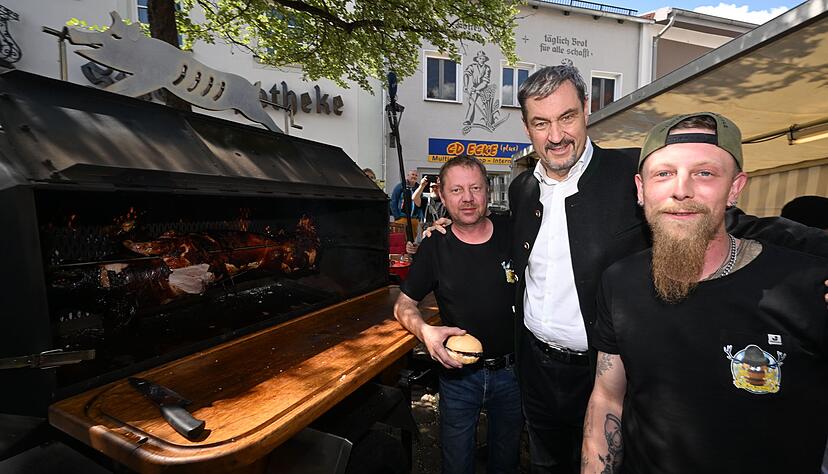 Ministerpräsident Söder am Schweinegrill.