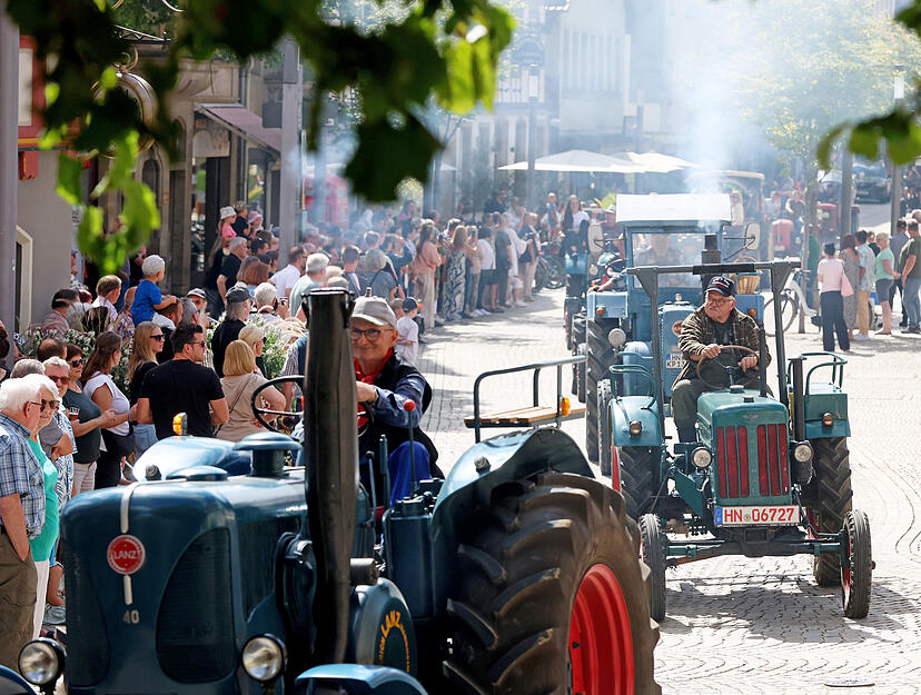 Auch Traktoren drehen ihre Runde. Die Besucher in Eppingen staunen über die sehr gut gepflegten Oldtimer.