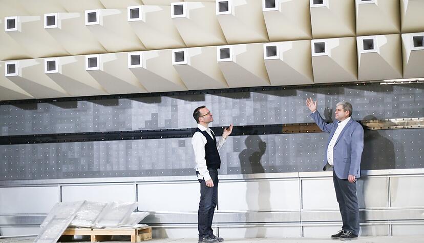 Markus Mettler, Technischer Betriebsleiter bei EBM-Papst (li.), und Martin Schmitt, Abteilungsleiter in der Elektronikentwicklung, im Neubau.
Foto: EBM-Papst