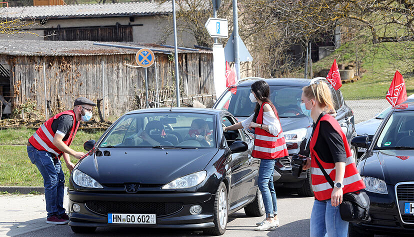 Warnstreik-Kundgebung in Autos der IG Metall, Aquatoll-Parkplatz, Neckarsulm