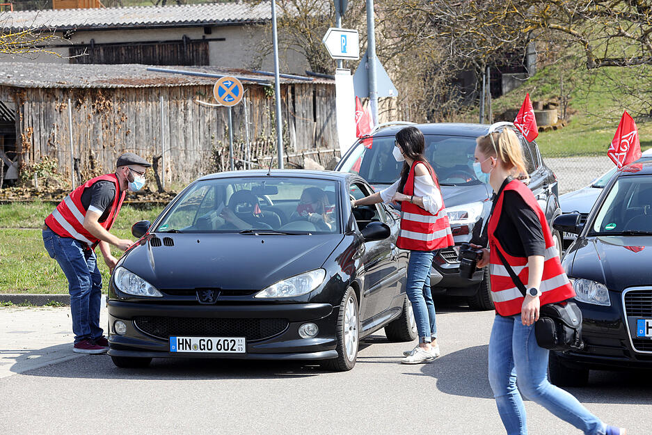 Warnstreik-Kundgebung in Autos der IG Metall, Aquatoll-Parkplatz, Neckarsulm