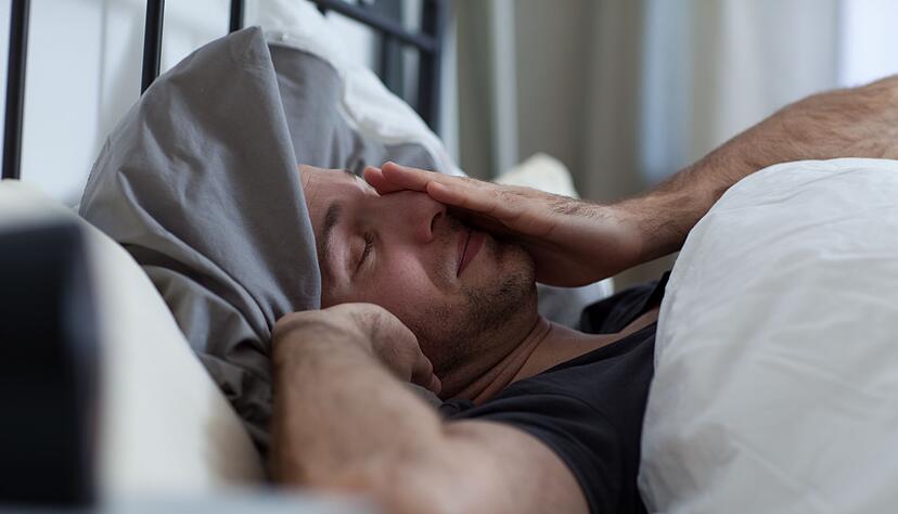 Das Gedankenkarussell sollte vom Bett ferngehalten werden: Wenn man gr&uuml;belt und deswegen nicht einschlafen kann, besser aufstehen und etwas anderes machen.