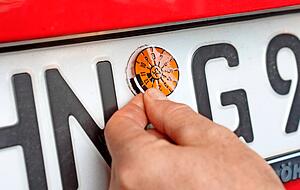 Das Fahrzeug von Laura Gerson hat es geschafft: Die neue Tüv-Plakette wird auf das Nummernschild aufgeklebt. In zwei Jahren gibt es ein Wiedersehen. Das Fahrzeug von Laura Gerson hat es geschafft: Die neue Tüv-Plakette wird auf das Nummernschild aufgeklebt. In zwei Jahren gibt es ein Wiedersehen.