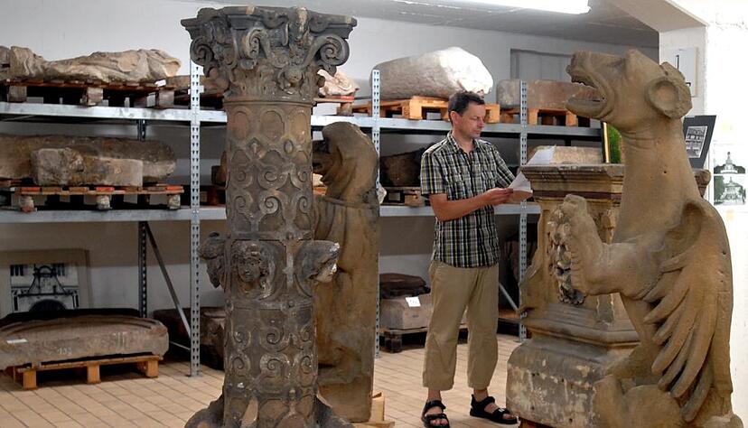 Immer wieder gewährt das Stadtarchiv Einblicke ins städtische Lapidarium im Alten Milchhof. Foto: Kugler/Archiv