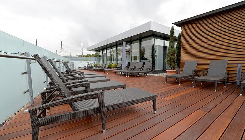 Tristesse auf den D&auml;chern des Heilbronner Soleo. Die beliebte Saunalandschaft wird aus Energiespargr&uuml;nden auch in den kommenden Monaten geschlossen blieben. Foto: Archiv