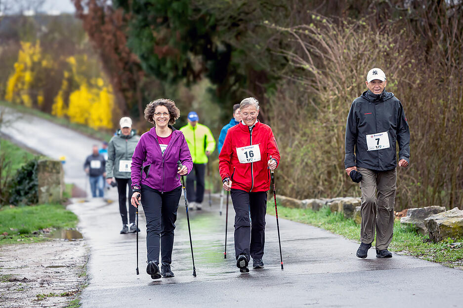 Auch mit Walking-Stöcken waren einige Teilnehmer auf der Strecke. Auch mit Walking-Stöcken waren einige Teilnehmer auf der Strecke.