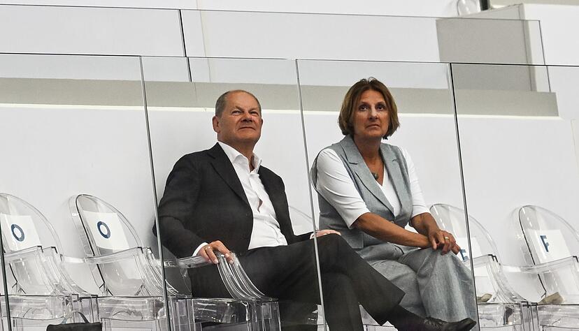 Bundeskanzler Olaf Scholz und seine Frau Britta Ernst sahen im Stade France unter anderem das Finale mit der deutschen 4x100-Meter-Staffel