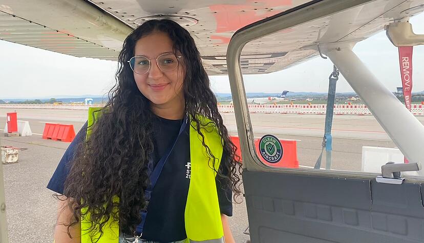 Ob auf dem Rollfeld oder im Cockpit&ndash; Alia arbeitet unerm&uuml;dlich daran,
ihren Traum vom Fliegen Wirklichkeit werden zu lassen.