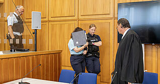 Eine angehende Notfallsanitäterin soll mehreren Kollegen auf der Rettungswache heimlich Medikamente in ihre Getränke gemischt haben.