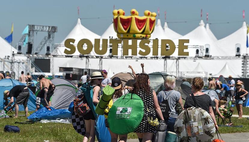 Festivalbesucher einen Tag vor Beginn des Southside-Festivals. Da war das Wetter noch in Ordnung. Foto: